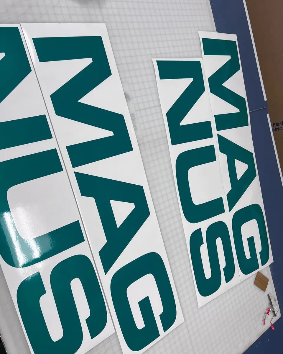 gallery vinyl lettering mags.webp